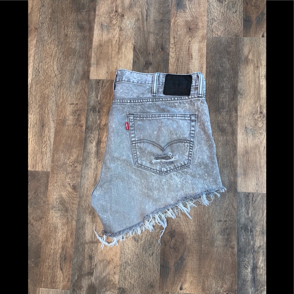 Super Cool Levi’s Speckled Gray Cutoff Shorts💕